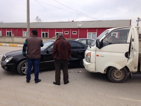 Akyazı Pazar Yeri Önünde Trafik Kazası